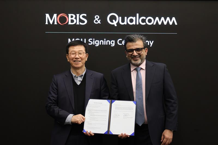 나쿨 두갈 퀄컴 총괄부사장(오른쪽)과 정수경 현대모비스 부사장이SDV·ADAS용 차세대 기술 공동 개발 협약식에서 기념 촬영을 하고 있다.