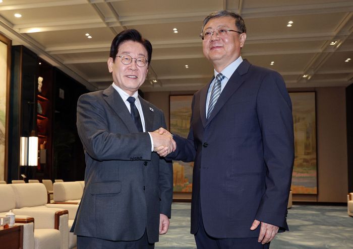 중국을 국빈 방문 중인 이재명 대통령이 6일(현지 시간) 상하이 세계회객청에서 천지닝 상하이시 당 서기와 인사하고 있다. ⓒ뉴시스