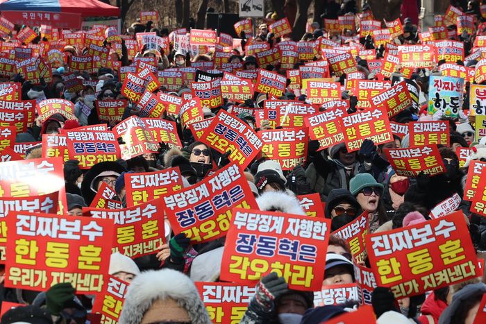 31일 서울 영등포구 여의도공원 인근에서 열린 한동훈 제명 규탄집회에서 한동훈 전 국민의힘 대표 지지자들이 구호를 외치고 있다. ⓒ뉴시스