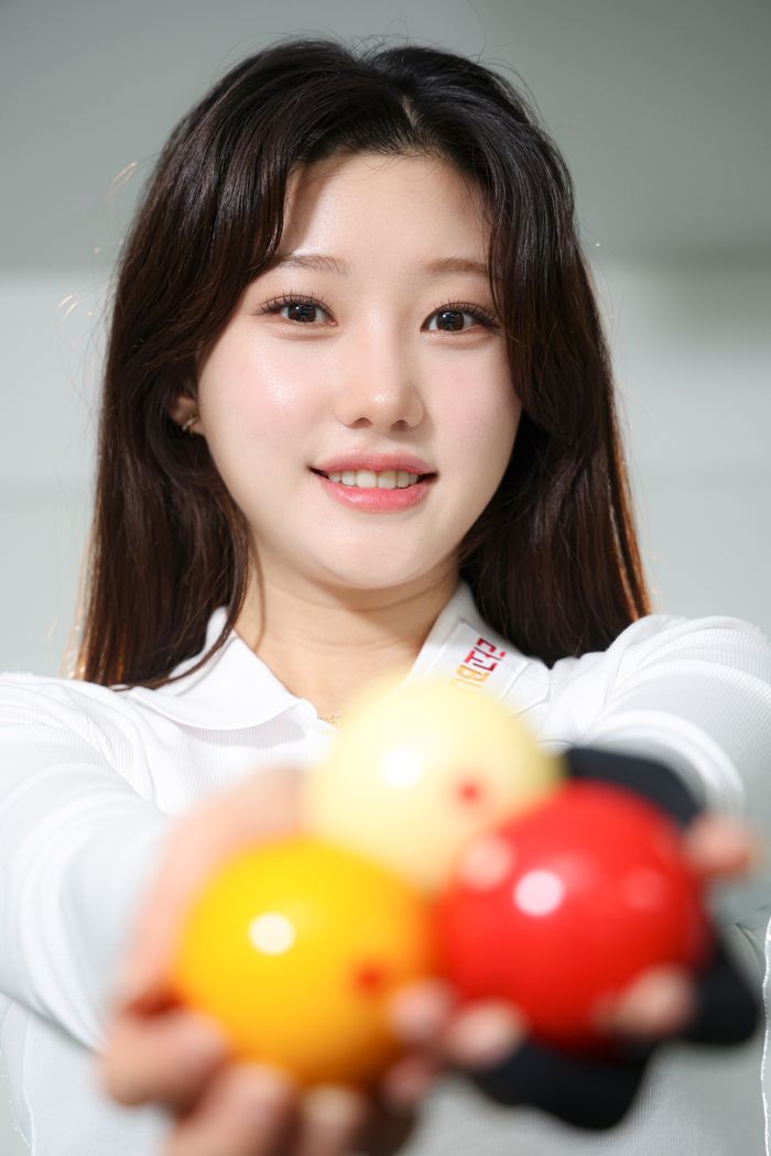 프로당구 조예은이 최근 경기도 화성시 강차 당구연구소 아카데미에서 진행된 데일리안과의 인터뷰에 앞서 포즈를 취하고 있다. ⓒ데일리안 방규현 기자