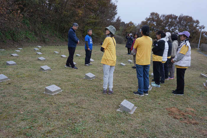 ⓒ북한군 묘지를 둘러보는 관광객