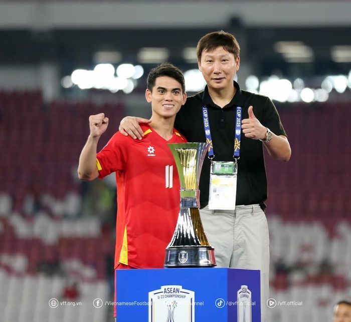 베트남을 우승으로 이끈 김상식 감독. ⓒ 디제이매니지먼트