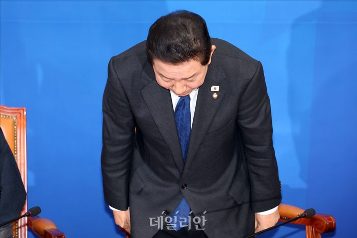 김병기 더불어민주당 전 원내대표가 지난해 12월 30일 오전 국회에서 열린 원내대책회의에서 고개 숙여 사과하고 있다. ⓒ데일리안 홍금표 기자