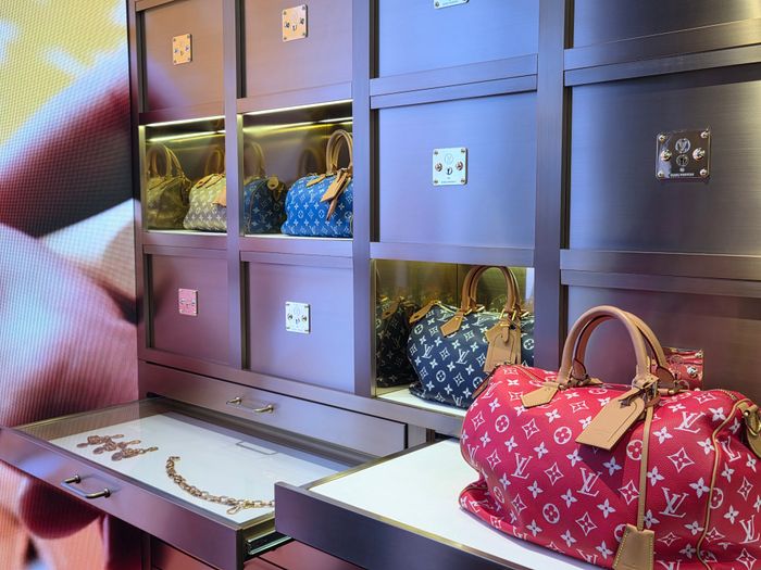 루이 비통 도산 스토어에는 스피디 P9의 세부 공정부터 히스토리를 알 수 있는 