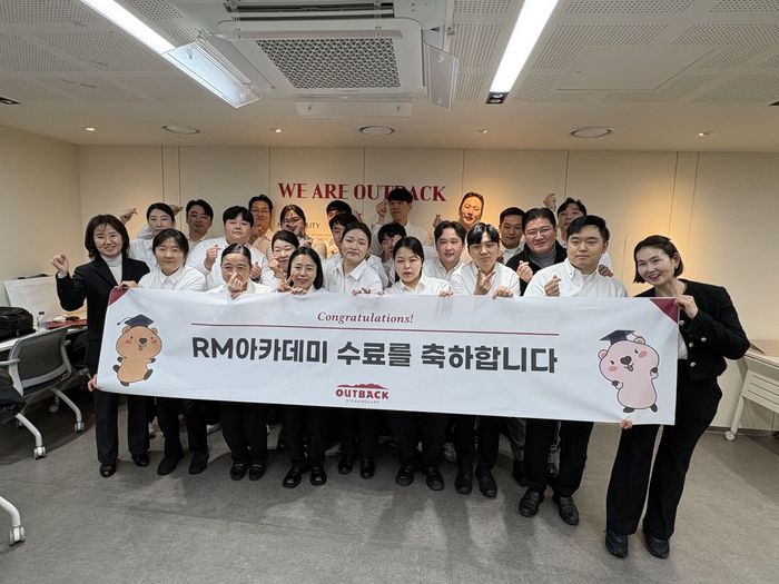 아웃백의 예비 점주들이 육성 프로그램 ‘RM 아카데미’를 수료하며 기념 촬영을 하고 있다.ⓒ다이닝브랜즈그룹