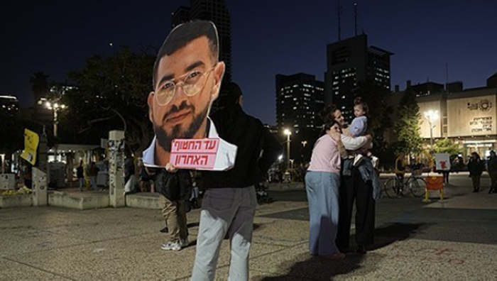 26일(현지시간) 이스라엘 텔아비브에서 시민들이 란 그빌리 사진을 들고 시신 반환을 환영하고 있다. ⓒAFP/연합뉴스