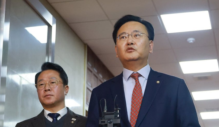 유상범 국민의힘 원내운영수석부대표(오른쪽)가 7일 국회의장실에서 익일 본회의 개최와 관련해 문진석 더불어민주당 원내대표 직무대행과 회동한 뒤 회동 결과를 설명하고 있다. 왼쪽은 민주당 문금주 원내대변인. ⓒ연합뉴스