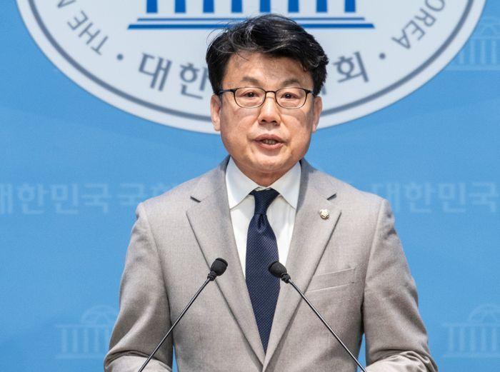 더불어민주당 진성준 의원이 31일 국회에서 원내대표 보궐선거 출마 기자회견을 하고 있다. ⓒ연합뉴스