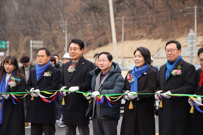 주광덕 남양주시장 등 주요 인사들이 국지도86호선 창현~금남 준공 현장에서 테이프 커팅을 하고 있다.ⓒ남양주시 제공