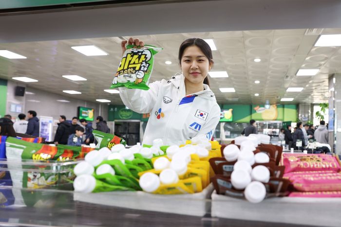 스피드스케이팅 국가대표 정희단이 후원사 CJ가 진행한 비비고 데이 행사에서 특식으로 제공된 간식을 들고 포즈를 취하고 있다. ⓒ CJ