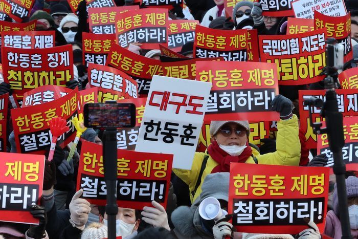 한동훈 전 국민의힘 대표 지지자들이 지난 24일 오후 서울 영등포구 국회의사당역 인근에서 열린 한 전 대표 징계 철회 촉구 집회에서 구호를 외치고 있다. ⓒ 뉴시스