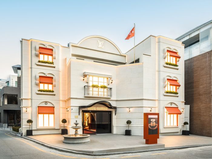 루이 비통이 모노그램 탄생 130주년 기념해 서울 도산 스토어의 리뉴얼을 단행했다. ⓒ루이 비통