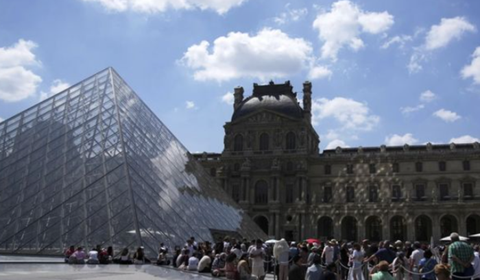 지난해 6월 16일 프랑스 파리 루브르 박물관 앞에서 관광객들이 입장을 기다리고 있다. ⓒAP/뉴시스
