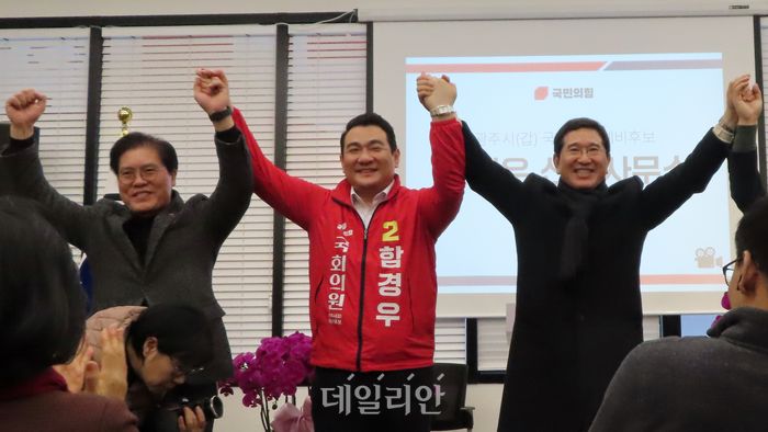 함경우 국민의힘 전 조직부총장(사진 가운데) ⓒ데일리안