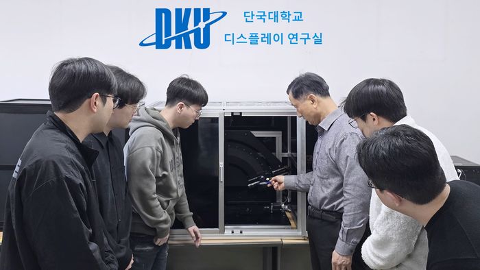 한관영 교수팀이 AI 기반 폴더블 디스플레이 표면 품질 측정 기술을 시연하고 있다.ⓒ사진제공=단국대