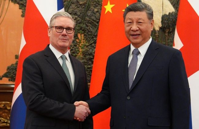 키어 스타머(왼쪽) 영국 총리가 29일 중국 베이징 인민대회당에서 시진핑 중국 국가주석을 만나 악수하고 있다. ⓒ AP/연합뉴스