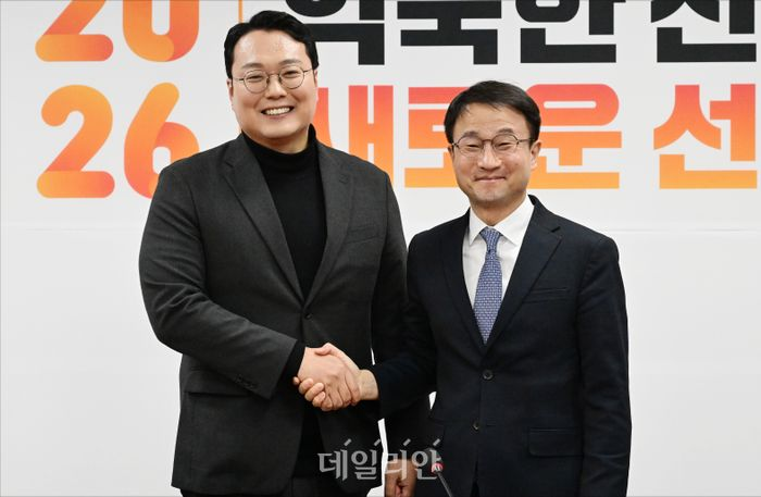 한병도 더불어민주당 신임 원내대표가 14일 오후 국회에서 천하람 개혁신당 원내대표를 예방하며 인사를 나누고 있다. ⓒ데일리안 홍금표 기자