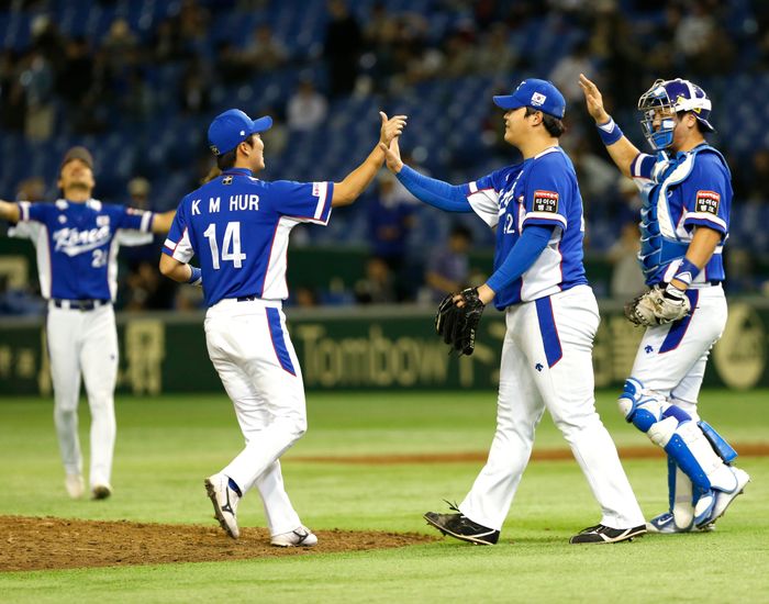 2015 세계야구소프트볼연맹(WBSC) 프리미어12 초대 챔피언에 오른 한국. ⓒ 뉴시스