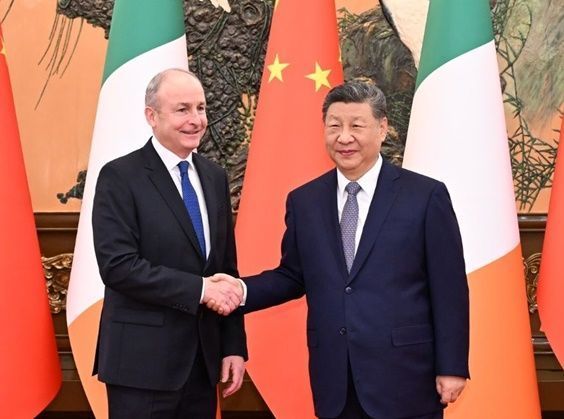 시진핑(오른쪽) 중국 국가주석과 미할 마틴 아일랜드 총리가 5일 중국 베이징 인민대회당에서 정상회담에 앞서 악수하고 있다. ⓒ AP/연합뉴스