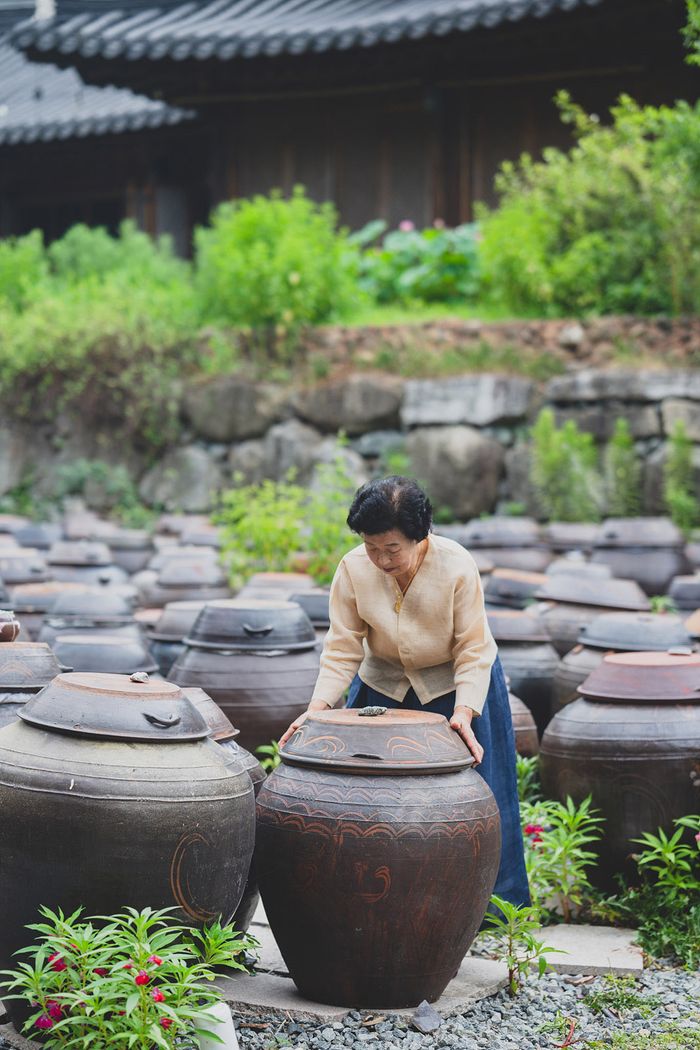 신세계백화점과 협업하는 기순도 장인이 장을 담그고 있다.ⓒ신세계백화점