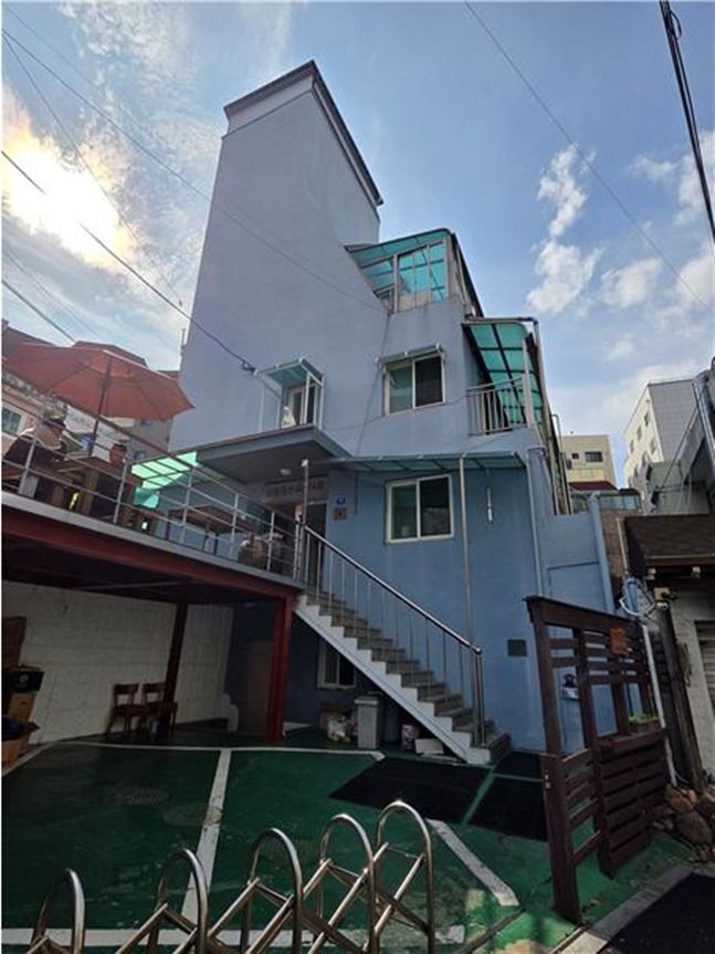 봉사활동하고 있는 수사회 건물 ⓒ