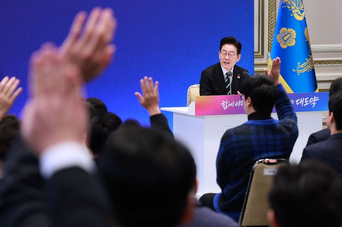 이재명 대통령이 21일 청와대 영빈관에서 열린 2026년 신년 기자회견에서 질문을 받고 있다. ⓒ뉴시스