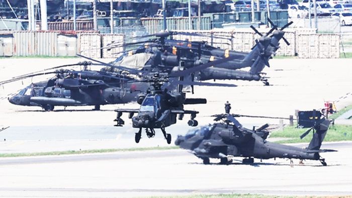 한국과 미국이 유사시 한반도 방어를 위해 실시하는 정례 연합 훈련인 ‘을지 자유의 방패’(UFS·Ulchi Freedom Shield) 연습을 시작한 지난해 8월18일 경기도 평택시 캠프 험프리스에서 아파치 헬기가 이동하고 있다. ⓒ 연합뉴스