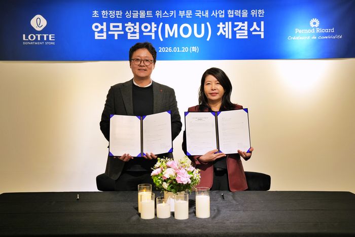 지난 20일 임형빈 롯데백화점 F&B 부문장과 김경연 페르노리카 코리아 마케팅 전무가 업무협약 체결 후 기념촬영을 하고 있다.ⓒ롯데백화점