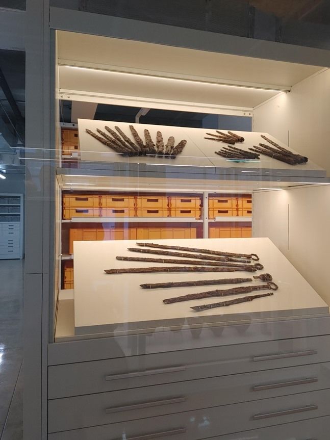 국립 공주박물관의 공개 수장고에 있는 무기류들 ⓒ본인제공