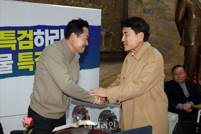 김진태 강원도지사가 20일 오후 국회 본청 로텐더홀 단식농성장을 찾아 