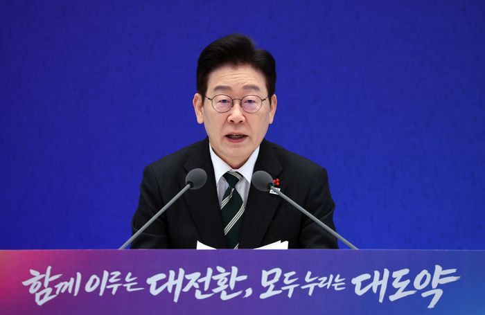 이재명 대통령이 21일 청와대 영빈관에서 열린 신년기자회견에서 발언하고 있다. ⓒ연합뉴스