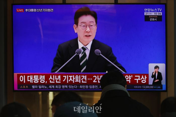 21일 오전 서울 용산구 서울역에서 시민들이 이재명 대통령의 2026년 신년 기자회견 생중계를 시청하고 있다. ⓒ데일리안 홍금표 기자