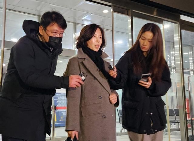 김경 서울시의원이 19일 새벽 서울경찰청 공공범죄수사대에서 조사를 마친 뒤 건물을 나서고 있다.ⓒ연합뉴스