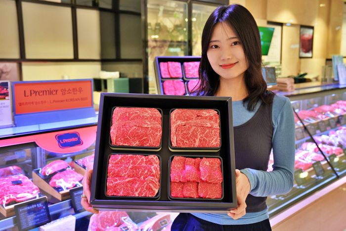 모델이 롯데백화점에 2026 설 한우 선물세트를 들고 있다.ⓒ롯데백화점