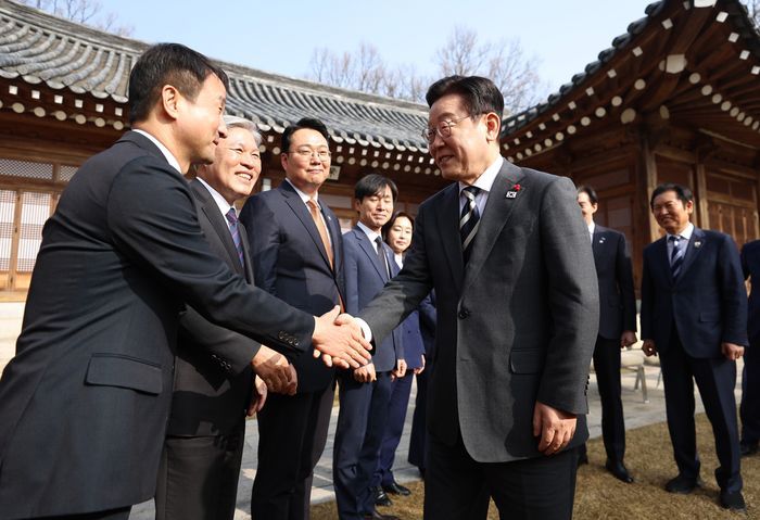 이재명 대통령이 지난 16일 청와대 상춘재에서 열린 정당 지도부 초청 오찬에서 더불어민주당 한병도 원내대표를 비롯한 참석자들과 인사하고 있다. ⓒ연합뉴스