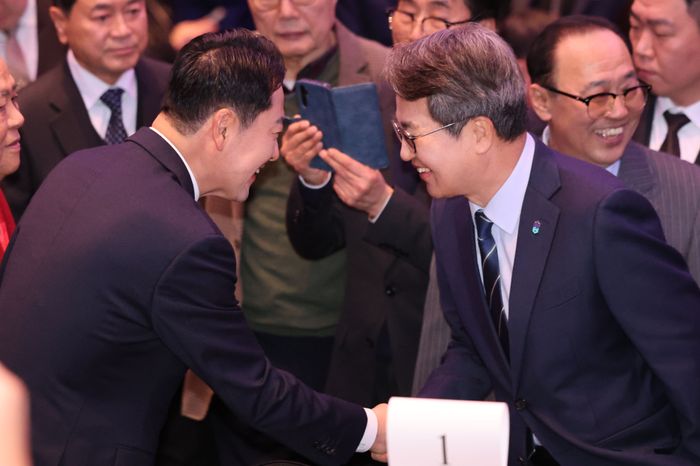 장동혁 국민의힘 대표과 김동연 경기도지사가 7일 오후 서울 중구 롯데호텔에서 열린 대한민국시도민연합회장 이취임식에서 인사하고 있다. ⓒ뉴시스