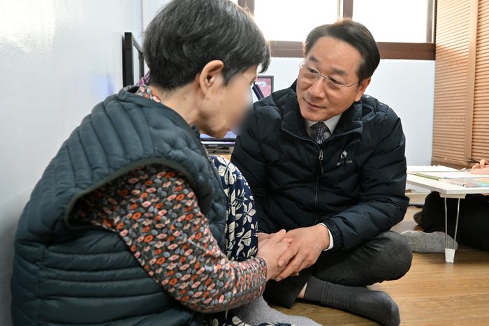 유정복 인천시장이 20일 미추홀구 소재 노숙인요양시설에서 입소자를 격려하고 있다.ⓒ 인천시 제공