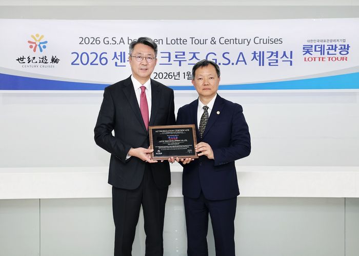 롯데관광개발 백현 대표이사(왼쪽)와 센츄리 크루즈 리차드 부사장(오른쪽)가 GSA 계약 체결 후 기념사진을 촬영하고 있다.ⓒ롯데관광개발