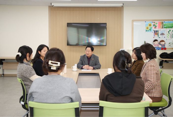 주광덕 남양주시장이 ‘동계 청년 행정체험 연수’ 참여 청년들의 의견을 청취하고 있다 ⓒ