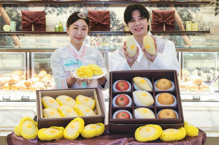 모델들이 신세계백화점 망고 선물세트를 홍보하고 있다.ⓒ신세계백화점