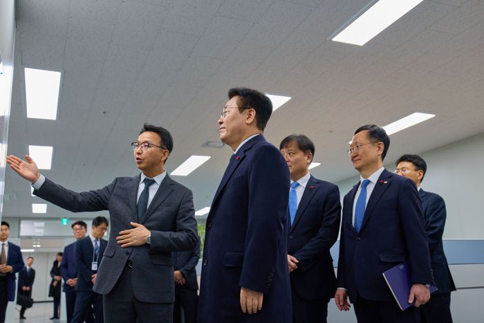 이재명 대통령이 26일 서울 종로구 정부서울청사 창성별관에 위치한 초국가범죄 특별대응 TF를 격려차 방문해 현황 설명을 듣고 있다. ⓒ청와대