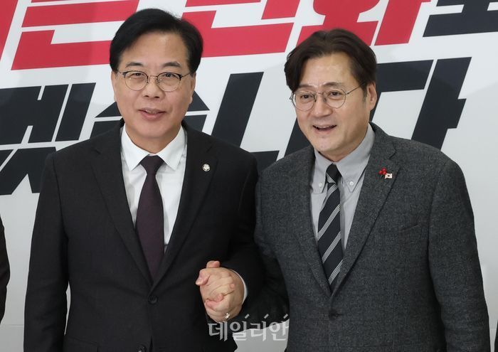 송언석 국민의힘 원내대표가 22일 오후 국회에서 홍익표 대통령비서실 정무수석을 접견하며 기념촬영을 하고 있다. ⓒ 뉴시스