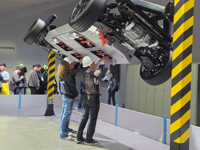 6일(현지시간) 미국 라스베이거스 컨벤션센터 웨스트홀에 마련된 현대자동차그룹 전시부스에서 관람객들이 산업용 착용로봇 엑스블 숄더를 입고 제조 작업 체험을 하고 있다. ⓒ데일리안 정진주 기자