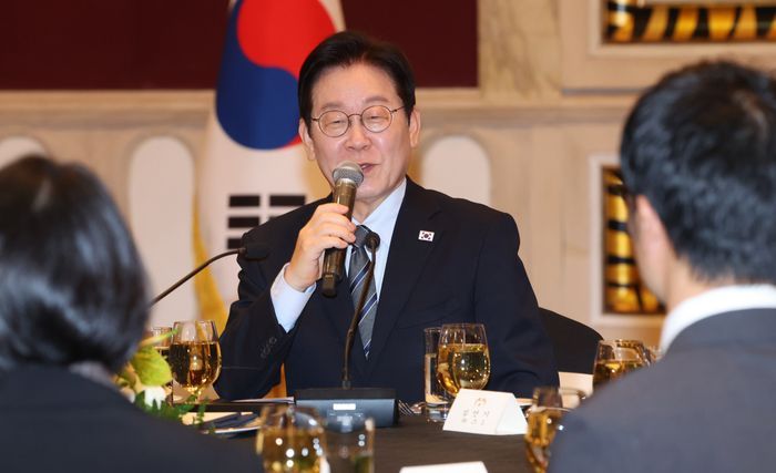 중국을 국빈방문 중인 이재명 대통령이 7일 상하이의 한 호텔에서 열린 순방 기자단 오찬 간담회에서 취재진 질문에 답하고 있다. ⓒ연합뉴스