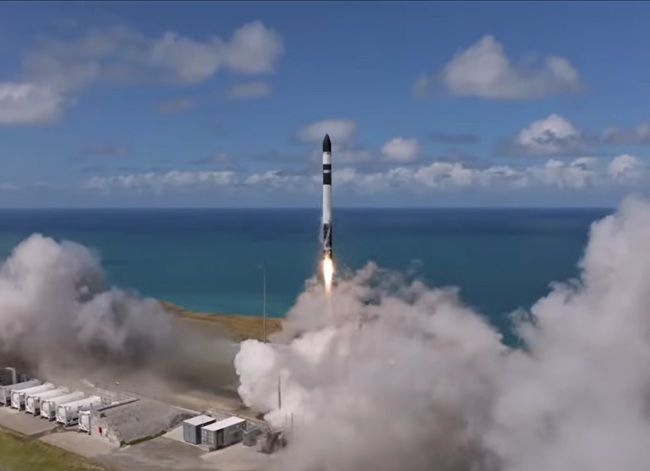 우주항공청이 30일 오전 뉴질랜드 마히아 발사장에서 초소형군집위성 검증기를 탑재체에 실어 쏘아올리고 있다. ⓒ우주항공청