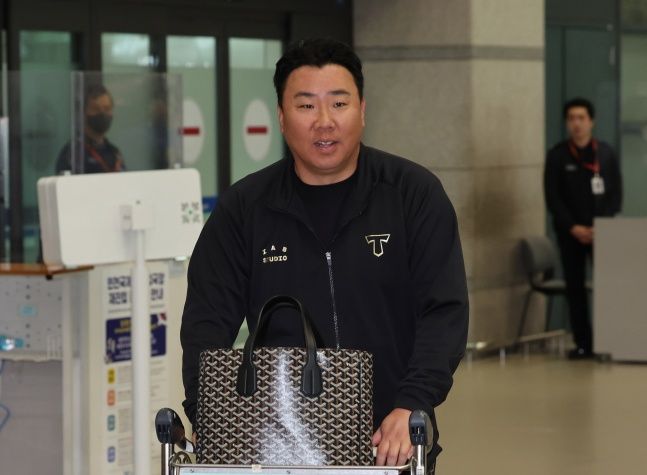 지난해 11월 일본 오키나와 마무리 캠프를 마치고 인천국제공항통해 귀국한 이범호 감독. ⓒ 뉴시스