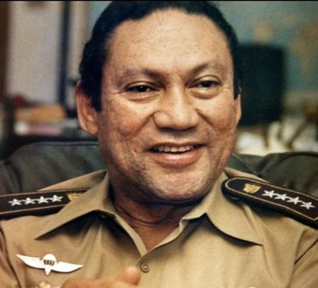 1989년 11월8일 파나마 수도 파나마시티에서 취재진의 질문에 답변하는 마누엘 노리에가 당시 파나마 최고 지도자. ⓒ AP/뉴시스