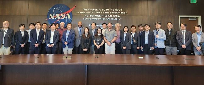 현지시간 기준 26일 케네디 우주센터 본부를 방문한 우주항공청 민관사절단은 켈빈 매닝(Kelvin Manning) 우주센터 부소장과 면담 뒤 기념촬영을 하고 있다. ⓒ우주항공청