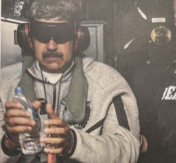 도널드 트럼프 미국 대통령이 지난 3일(현지시간) 미군이 기습적인 군사 작전으로 체포한 니콜라스 마두로 베네수엘라 대통령의 근황 사진을 사회관계망서비스(SNS) 트루스소셜에 공개했다. ⓒ 연합뉴스