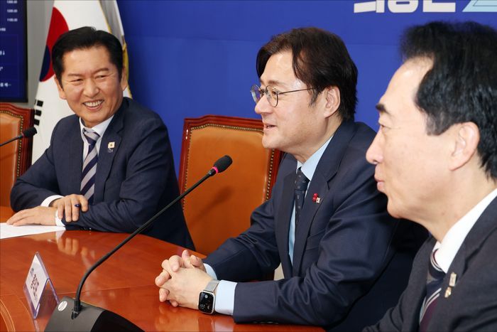 홍익표 대통령실 정무수석이 21일 오후 국회에서 정청래 더불어민주당 대표를 접견하며 인사말을 하고 있다. ⓒ데일리안 홍금표 기자